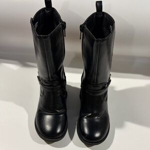 The Children’s Place Black Faux Leather Boots with Heart Buckle